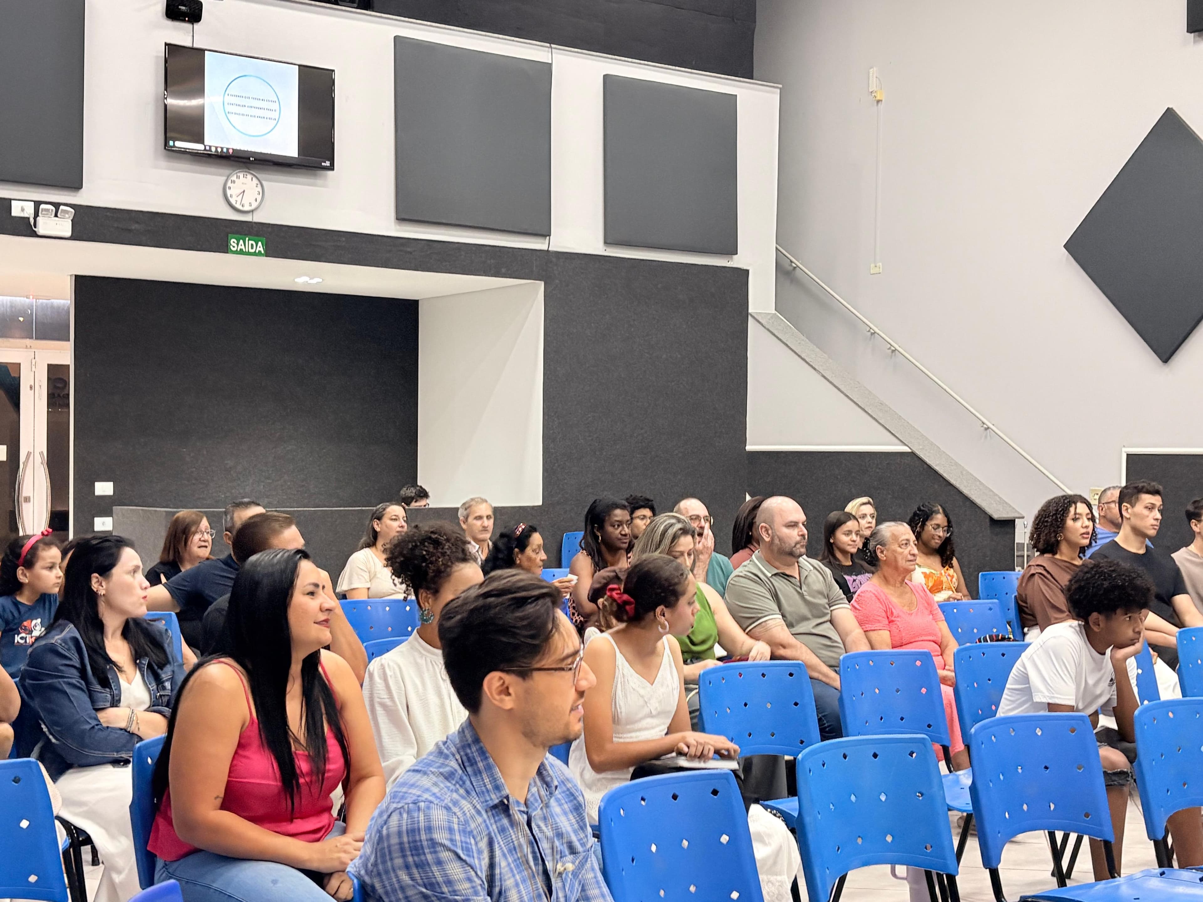 Momento da igreja na unidade de Cosmópolis